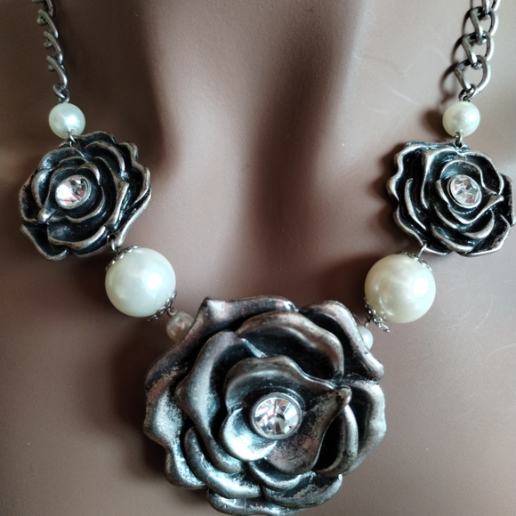 Jewelry - Elegant Silver Rose & Pearl pre-owned Accent Necklace